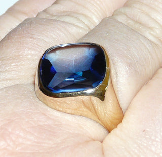 Einzelstück, Vintage-Ring, klassischer Herrenring, Siegelring aus 333 Gold mit einem blauen quadratischen synthischen Spinell, Replik eines Saphirs, poliert + das abgerundete Quadrat ist von der Unterseite her facettiert und einer flachen Oberseite, um 1980, Ringweite 67 -	Nur erhältlich im Onlineshop von Juwelier & Goldschmiede Danilo!