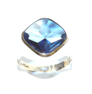 Einzelstück, Vintage-Ring, klassischer Herrenring, Siegelring aus 333 Gold mit einem blauen quadratischen synthischen Spinell, Replik eines Saphirs, poliert + das abgerundete Quadrat ist von der Unterseite her facettiert und einer flachen Oberseite, um 1980, Ringweite 67 -	Nur erhältlich im Onlineshop von Juwelier & Goldschmiede Danilo!