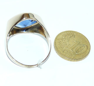 Einzelstück, Vintage-Ring, klassischer Herrenring, Siegelring aus 333 Gold mit einem blauen quadratischen synthischen Spinell, Replik eines Saphirs, poliert + das abgerundete Quadrat ist von der Unterseite her facettiert und einer flachen Oberseite, um 1980, Ringweite 67 -	Nur erhältlich im Onlineshop von Juwelier & Goldschmiede Danilo!