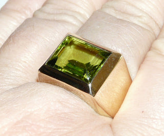 Einzelstück, Vintage-Ring, klassischer Herrenring, Siegelring aus 333 Gold mit einer hell olivgrünen Synthese, funkelnd facettiertes. Rechteck quer zum Finger, um 1980, Ringweite 65 - Vintage-Schmuck nur im Onlineshop von danilogold!