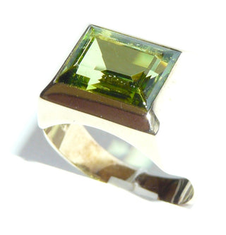 Einzelstück, Vintage-Ring, klassischer Herrenring, Siegelring aus 333 Gold mit einer hell olivgrünen Synthese, funkelnd facettiertes. Rechteck quer zum Finger, um 1980, Ringweite 65 - Vintage-Schmuck nur im Onlineshop von danilogold!