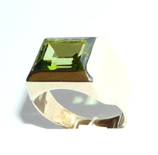 Einzelstück, Vintage-Ring, klassischer Herrenring, Siegelring aus 333 Gold mit einer hell olivgrünen Synthese, funkelnd facettiertes. Rechteck quer zum Finger, um 1980, Ringweite 65 - Vintage-Schmuck nur im Onlineshop von danilogold!