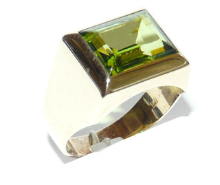 Einzelstück, Vintage-Ring, klassischer Herrenring, Siegelring aus 333 Gold mit einer hell olivgrünen Synthese, funkelnd facettiertes. Rechteck quer zum Finger, um 1980, Ringweite 65 - Vintage-Schmuck nur im Onlineshop von danilogold!