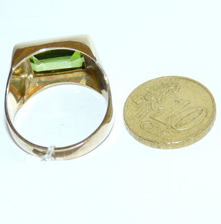 Einzelstück, Vintage-Ring, klassischer Herrenring, Siegelring aus 333 Gold mit einer hell olivgrünen Synthese, funkelnd facettiertes. Rechteck quer zum Finger, um 1980, Ringweite 65 - Vintage-Schmuck nur im Onlineshop von danilogold!