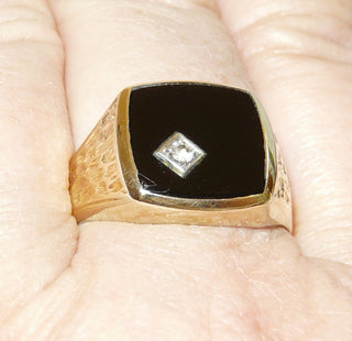Einzelstück, Vintage-Ring, klassischer Herrenring, Siegelring aus 333 Gelbgold, poliert, Seitenflächen borkiert, Onyx-Platte als gerundetes Quadrat, sicher eingefaßt, zusätzlich ein Zirkonia in einer quadratischen Fassung im Onyx eingelassen, um 1970, Ringweite 72,5 -	Vintage-Schmuck nur im Onlineshop von danilogold!