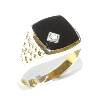 Einzelstück, Vintage-Ring, klassischer Herrenring, Siegelring aus 333 Gelbgold, poliert, Seitenflächen borkiert, Onyx-Platte als gerundetes Quadrat, sicher eingefaßt, zusätzlich ein Zirkonia in einer quadratischen Fassung im Onyx eingelassen, um 1970, Ringweite 72,5 -	Vintage-Schmuck nur im Onlineshop von danilogold!