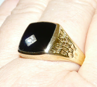 Einzelstück, Vintage-Ring, klassischer Herrenring, Siegelring aus 333 Gelbgold, poliert, Seitenflächen borkiert, Onyx-Platte als gerundetes Quadrat, sicher eingefaßt, zusätzlich ein Zirkonia in einer quadratischen Fassung im Onyx eingelassen, um 1970, Ringweite 72,5 -	Vintage-Schmuck nur im Onlineshop von danilogold!
