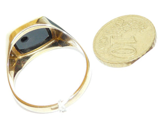 Einzelstück, Vintage-Ring, klassischer Herrenring, Siegelring aus 333 Gelbgold, poliert, Seitenflächen borkiert, Onyx-Platte als gerundetes Quadrat, sicher eingefaßt, zusätzlich ein Zirkonia in einer quadratischen Fassung im Onyx eingelassen, um 1970, Ringweite 72,5 -	Vintage-Schmuck nur im Onlineshop von danilogold!