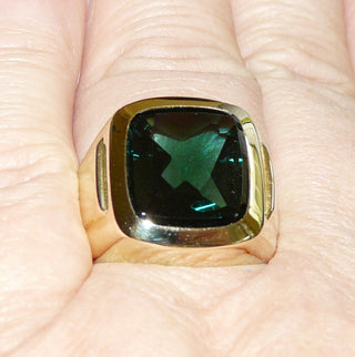 Einzelstück, Vintage-Ring, klassischer Siegelring, Herrenring aus 585 Gold mit einem grünen synth. Spinell, einer Replik eines grünen Turmalins, Unterseite funkelnd facettiert, Oberfläche flach und glatt, um 1960, Ringweite 57&nbsp;(Da es sich bei Vintage-Schmuck um „Schmuck mit Vergangenheit“ handelt, ist es möglich, daß verarbeitete Edelsteine eventuell leichte Tragespuren aufweisen, die erst bei näherer Betrachtung sichtbar werden. Dies ist bei 30-120 Jahre alten Pretiosen ein Zeichen ihrer Geschichte.)
