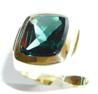 Einzelstück, Vintage-Ring, klassischer Siegelring, Herrenring aus 585 Gold mit einem grünen synth. Spinell, einer Replik eines grünen Turmalins, Unterseite funkelnd facettiert, Oberfläche flach und glatt, um 1960, Ringweite 57&nbsp;(Da es sich bei Vintage-Schmuck um „Schmuck mit Vergangenheit“ handelt, ist es möglich, daß verarbeitete Edelsteine eventuell leichte Tragespuren aufweisen, die erst bei näherer Betrachtung sichtbar werden. Dies ist bei 30-120 Jahre alten Pretiosen ein Zeichen ihrer Geschichte.)