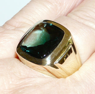 Einzelstück, Vintage-Ring, klassischer Siegelring, Herrenring aus 585 Gold mit einem grünen synth. Spinell, einer Replik eines grünen Turmalins, Unterseite funkelnd facettiert, Oberfläche flach und glatt, um 1960, Ringweite 57&nbsp;(Da es sich bei Vintage-Schmuck um „Schmuck mit Vergangenheit“ handelt, ist es möglich, daß verarbeitete Edelsteine eventuell leichte Tragespuren aufweisen, die erst bei näherer Betrachtung sichtbar werden. Dies ist bei 30-120 Jahre alten Pretiosen ein Zeichen ihrer Geschichte.)