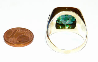 Einzelstück, Vintage-Ring, klassischer Siegelring, Herrenring aus 585 Gold mit einem grünen synth. Spinell, einer Replik eines grünen Turmalins, Unterseite funkelnd facettiert, Oberfläche flach und glatt, um 1960, Ringweite 57&nbsp;(Da es sich bei Vintage-Schmuck um „Schmuck mit Vergangenheit“ handelt, ist es möglich, daß verarbeitete Edelsteine eventuell leichte Tragespuren aufweisen, die erst bei näherer Betrachtung sichtbar werden. Dies ist bei 30-120 Jahre alten Pretiosen ein Zeichen ihrer Geschichte.)