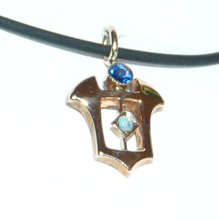 zartes Einzelstück, Vintage-Saphir-Opal-Anhänger aus 333 Gold mit je einem runden blauen, facettierter Saphir + einem grün schillernden australischen Opal-Cabochon. Der Anhänger wurde einst auf der Rückseite mit einem Steg stabilisiert, um 1930 -	Vintage-Schmuck nur im Onlineshop von danilogold!