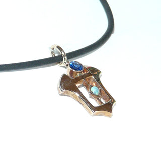 zartes Einzelstück, Vintage-Saphir-Opal-Anhänger aus 333 Gold mit je einem runden blauen, facettierter Saphir + einem grün schillernden australischen Opal-Cabochon. Der Anhänger wurde einst auf der Rückseite mit einem Steg stabilisiert, um 1930 -	Vintage-Schmuck nur im Onlineshop von danilogold!