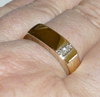 Einzelstück, Vintage-Siegel-Ring, klassischer Herrenring aus massivem 333 Gold mit 3 Diamanten im Verschnitt eingefaßt, polierte, rechteckige Fläche ist für Gravuren geeignet, um 1980 -	Einzelstücke nur erhältlich bei www.danilogold-shop.de
