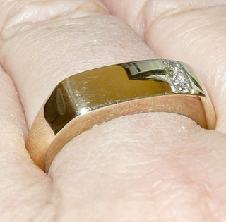 Einzelstück, Vintage-Siegel-Ring, klassischer Herrenring aus massivem 333 Gold mit 3 Diamanten im Verschnitt eingefaßt, polierte, rechteckige Fläche ist für Gravuren geeignet, um 1980 -	Einzelstücke nur erhältlich bei www.danilogold-shop.de