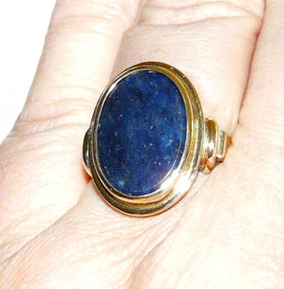 handgefertigtes Einzelstück, Vintage-Siegelring, blauer Sodalith-Ring, klassischer Herrenring aus massivem 585 Gold, ovale, dunkelblaue Steinplatte mit schöner Maserung, poliert, umrahmt durch einen Goldspiegel, bequeme schmale Ringschiene, um 1960, Ringweite 60 - Handgefertigtes Unikat! Nur im Onlineshop von Juwelier & Goldschmiede Danilo!