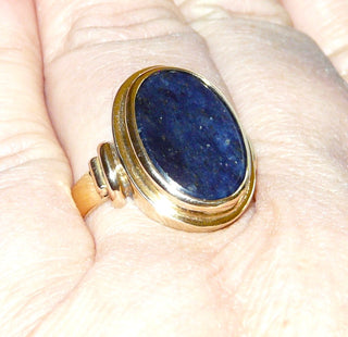 handgefertigtes Einzelstück, Vintage-Siegelring, blauer Sodalith-Ring, klassischer Herrenring aus massivem 585 Gold, ovale, dunkelblaue Steinplatte mit schöner Maserung, poliert, umrahmt durch einen Goldspiegel, bequeme schmale Ringschiene, um 1960, Ringweite 60 - Handgefertigtes Unikat! Nur im Onlineshop von Juwelier & Goldschmiede Danilo!