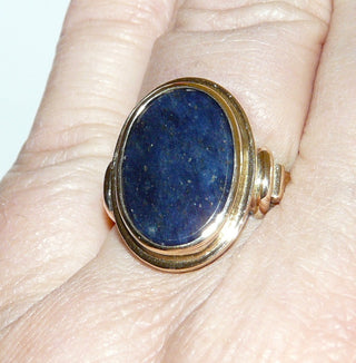 handgefertigtes Einzelstück, Vintage-Siegelring, blauer Sodalith-Ring, klassischer Herrenring aus massivem 585 Gold, ovale, dunkelblaue Steinplatte mit schöner Maserung, poliert, umrahmt durch einen Goldspiegel, bequeme schmale Ringschiene, um 1940, Ringweite 60 -	Handgefertigtes Unikat! Nur im Onlineshop von Juwelier & Goldschmiede Danilo!
