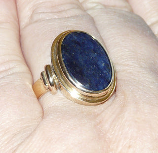 handgefertigtes Einzelstück, Vintage-Siegelring, blauer Sodalith-Ring, klassischer Herrenring aus massivem 585 Gold, ovale, dunkelblaue Steinplatte mit schöner Maserung, poliert, umrahmt durch einen Goldspiegel, bequeme schmale Ringschiene, um 1940, Ringweite 60 -	Handgefertigtes Unikat! Nur im Onlineshop von Juwelier & Goldschmiede Danilo!