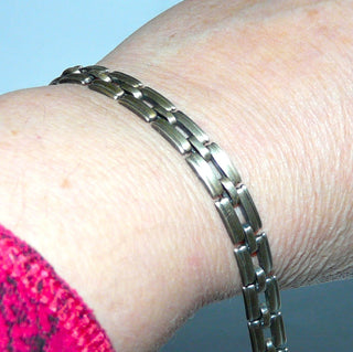 Vintage-Einzelstück, Glieder-Armband mit Stiftbewegungen, wirkt fast wie ein Armreif, aus massiv 835 Silber, seidenmatt, in den Tiefen geschwärzt, 19,5 cm lang, Federrring, um 1950 - Goldschmiede Danilo