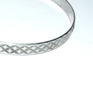 Vintage-Einzelstück, Armreifen, Armspange aus 835 Silber poliert, Muster bestehend aus facettierten Rauten, rund, flacher Querschnitt, 7 mm breit, Innenumfang ca. 21,5 cm, ohne Verschluß, um 1960 - Goldschmiede Danilo
