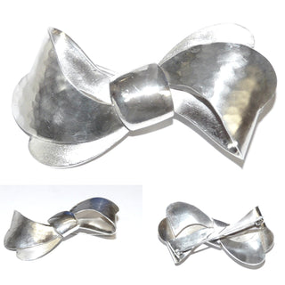 alte Handarbeit aus 835 Silber, breite, getriebene Schleife, mit Hammerschlag, ca. 52,5 mm x 26,5 mm, Bauhausstil um 1940 - Vintage-Schmuck nur im Onlineshop von danilogold!