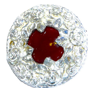 Vintage-Brosche mit einem Karneol in Kreuzform, umringt von erhabenen Röschen, 800 Silber massiv, rund ca. 42 mm, ca. 1930 / 1940 - Unikate und Pretiosen nur erhältlich im Onlineshop der Goldschmiede Danilo!