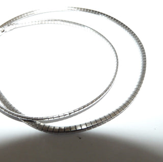 flaches Vintage-Einzelstück, Silbercollier, flexibler Halsreifen, Mesh-Milanese / Spaghetti-Muster, Omega-Halskette aus 925 Silber, 45 cm, 2,8 mm breit, Karabiner, um 1980 - Goldschmiede Danilo
