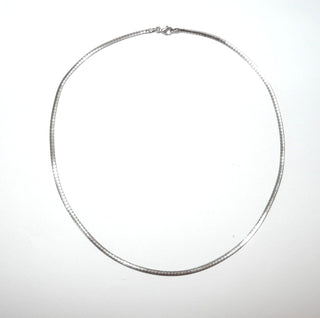 flaches Vintage-Einzelstück, Silbercollier, flexibler Halsreifen, Mesh-Milanese / Spaghetti-Muster, Omega-Halskette aus 925 Silber, 45 cm, 2,8 mm breit, Karabiner, um 1980 - Goldschmiede Danilo