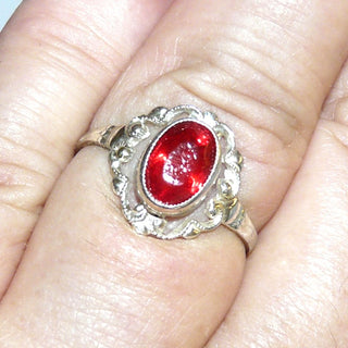 ovales Einzelstück, Vintage Ring aus 800 Silber poliert, rote, funkelnd facettierte Rubin-Replik, berieben, ovale Rosette mit Zargenfassung & Millesgriffes-Rand, Durchbrüche, Ringweite 58,5, Art Deko um 1930 - Goldschmiede Danilo