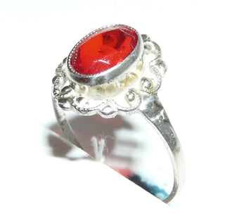 ovales Einzelstück, Vintage Ring aus 800 Silber poliert, rote, funkelnd facettierte Rubin-Replik, berieben, ovale Rosette mit Zargenfassung & Millesgriffes-Rand, Durchbrüche, Ringweite 58,5, Art Deko um 1930 - Goldschmiede Danilo