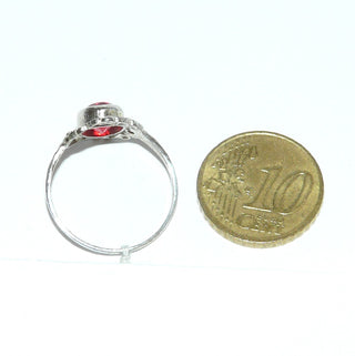 ovales Einzelstück, Vintage Ring aus 800 Silber poliert, rote, funkelnd facettierte Rubin-Replik, berieben, ovale Rosette mit Zargenfassung & Millesgriffes-Rand, Durchbrüche, Ringweite 58,5, Art Deko um 1930 - Goldschmiede Danilo