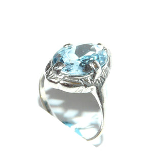 ovales Einzelstück, Vintage-Ring aus 835 Silber in Navette-Form, poliert, mit einer hellblauen, funkelnd facettierten Aquamarin-Replik in Krappenfassung gehalten, Ringweite 51, Art Deco um 1930 - Goldschmiede Danilo