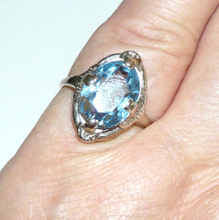 ovales Einzelstück, Vintage-Ring aus 835 Silber in Navette-Form, poliert, mit einer hellblauen, funkelnd facettierten Aquamarin-Replik in Krappenfassung gehalten, Ringweite 51, Art Deco um 1930 - Goldschmiede Danilo