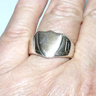Vintage-Einzelstück, Silberring, Herrenring in Schildform, Siegelring, mit einer Handgravur in Schreibschrift innen: Charkiw 1942, Ringweite 63, Polen 1920-1939 - Goldschmiede Danilo