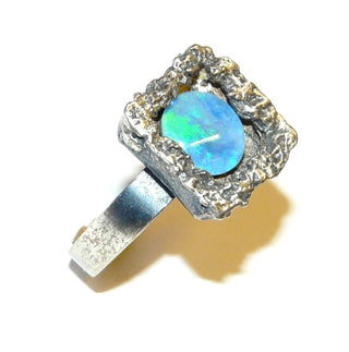 Vintage-Einzelstück, quadratischer Unikat-Ring mit geschweißter Struktur + mit einer runden, australischen Opal-Triplette in blau-grün, 835 Silber in den Tiefen geschwärzt / oxidiert, Ringweite verstellbar, da unten offen, derzeit Ringweite ca. 49, um 1960 - Unikate + Einzelstücke nur im Onlineshop von Goldschmiede Danilo!