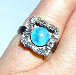 Vintage-Einzelstück, quadratischer Unikat-Ring mit geschweißter Struktur + mit einer runden, australischen Opal-Triplette in blau-grün, 835 Silber in den Tiefen geschwärzt / oxidiert, Ringweite verstellbar, da unten offen, derzeit Ringweite ca. 49, um 1960 - Unikate + Einzelstücke nur im Onlineshop von Goldschmiede Danilo!