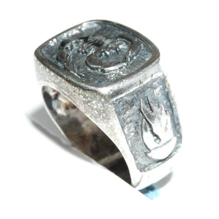 Vintage-Einzelstück aus massivem Silber, in den Tiefen geschwärzt, Siegelring, Herrenring im Biker-Gothic-Ring, Skorpion in abgerundeten, rechteckigem Rahmen & Schriftzeichen in den Seitenteilen, Ringweite 58, um 1990 - Goldschmiede Danilo