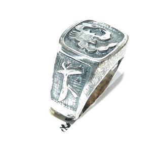 Vintage-Einzelstück aus massivem Silber, in den Tiefen geschwärzt, Siegelring, Herrenring im Biker-Gothic-Ring, Skorpion in abgerundeten, rechteckigem Rahmen & Schriftzeichen in den Seitenteilen, Ringweite 58, um 1990 - Goldschmiede Danilo