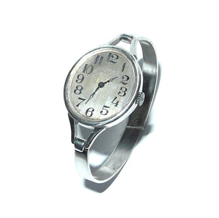 Einzelstück, Damenarmbanduhr, Damenspangenuhr, Vintage-Uhr um 1950-1960. Funktionstüchtig, wird explizit nicht als Uhr, sondern ausschließlich als SCHMUCKSTÜCK verkauft (keine Garantie für den Gang des Uhrwerks) 835 Silber, 47 mm x 57,5 mm, ovales, helles Ziffenblatt mit gut lesbaren, schwarzen, arabischen Zahlen, Handaufzug, Einhaker-Verschluß, Innenumfang 17 cm -	Vintage-Schmuck nur im Onlineshop von danilogold!