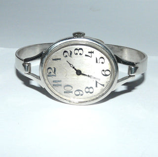 Einzelstück, Damenarmbanduhr, Damenspangenuhr, Vintage-Uhr um 1950-1960. Funktionstüchtig, wird explizit nicht als Uhr, sondern ausschließlich als SCHMUCKSTÜCK verkauft (keine Garantie für den Gang des Uhrwerks) 835 Silber, 47 mm x 57,5 mm, ovales, helles Ziffenblatt mit gut lesbaren, schwarzen, arabischen Zahlen, Handaufzug, Einhaker-Verschluß, Innenumfang 17 cm -	Vintage-Schmuck nur im Onlineshop von danilogold!