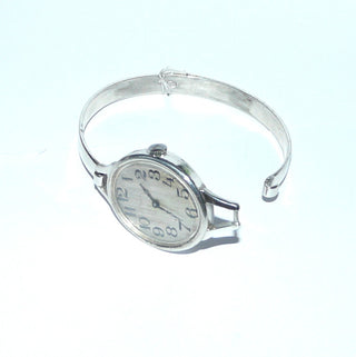 Einzelstück, Damenarmbanduhr, Damenspangenuhr, Vintage-Uhr um 1950-1960. Funktionstüchtig, wird explizit nicht als Uhr, sondern ausschließlich als SCHMUCKSTÜCK verkauft (keine Garantie für den Gang des Uhrwerks) 835 Silber, 47 mm x 57,5 mm, ovales, helles Ziffenblatt mit gut lesbaren, schwarzen, arabischen Zahlen, Handaufzug, Einhaker-Verschluß, Innenumfang 17 cm -	Vintage-Schmuck nur im Onlineshop von danilogold!