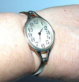 Einzelstück, Damenarmbanduhr, Damenspangenuhr, Vintage-Uhr um 1950-1960. Funktionstüchtig, wird explizit nicht als Uhr, sondern ausschließlich als SCHMUCKSTÜCK verkauft (keine Garantie für den Gang des Uhrwerks) 835 Silber, 47 mm x 57,5 mm, ovales, helles Ziffenblatt mit gut lesbaren, schwarzen, arabischen Zahlen, Handaufzug, Einhaker-Verschluß, Innenumfang 17 cm -	Vintage-Schmuck nur im Onlineshop von danilogold!