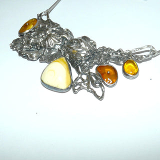 Vintage-Einzelstück, Statement-Bernsteinkette aus 800 Silber florales Mittelteil ca. 100mm x 50mm, 60cm Stäbchenkette, 3 Bernsteine Cognac & 1 Tropfen Butterscotch, Hakenverschluß, Polnische Bernsteinschule Warschau um 1986 - Goldschmiede Danilo