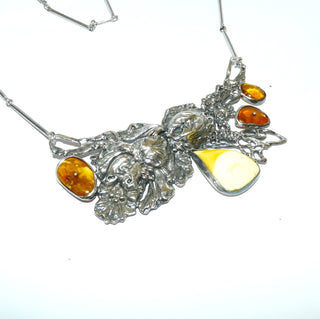 Vintage-Einzelstück, Statement-Bernsteinkette aus 800 Silber florales Mittelteil ca. 100mm x 50mm, 60cm Stäbchenkette, 3 Bernsteine Cognac & 1 Tropfen Butterscotch, Hakenverschluß, Polnische Bernsteinschule Warschau um 1986 - Goldschmiede Danilo