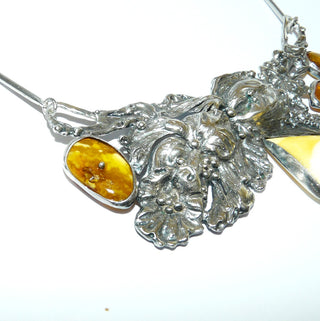 Vintage-Einzelstück, Statement-Bernsteinkette aus 800 Silber florales Mittelteil ca. 100mm x 50mm, 60cm Stäbchenkette, 3 Bernsteine Cognac & 1 Tropfen Butterscotch, Hakenverschluß, Polnische Bernsteinschule Warschau um 1986 - Goldschmiede Danilo