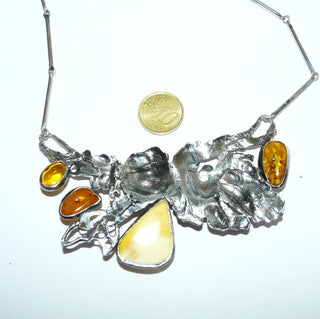 Vintage-Einzelstück, Statement-Bernsteinkette aus 800 Silber florales Mittelteil ca. 100mm x 50mm, 60cm Stäbchenkette, 3 Bernsteine Cognac & 1 Tropfen Butterscotch, Hakenverschluß, Polnische Bernsteinschule Warschau um 1986 - Goldschmiede Danilo