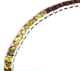 elegantes Einzelstück, multicolor Tennisarmband, Vintage-Armband aus 925 Silber mit 61 quadratischen, funkelnd facettierten Edelsteinen: Amethyst, Citrin, Granat, Blautopas + Olivin, Länge 20,5 cm, verdeckt eingearbeitetes, sicheres Kastenschloß, um 1990 - Vintage-Schmuck nur im Onlineshop von danilogold!