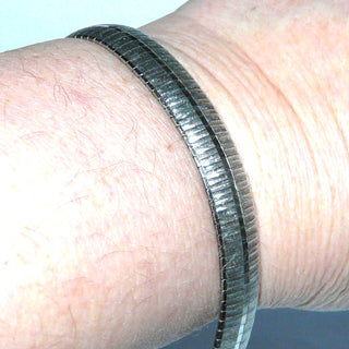 Einzelstück, Vintage-Teppich-Armband, Glieder-Armband mit Geflecht-Unterbau. Wirkt eher wie ein Armreif am Arm, aus massiv 835 Silber, 19,5 cm lang, Kastenschloß + Sicherheitsacht, poliert + sattiniert, um 1960 -	Unikate und Pretiosen nur erhältlich im Onlineshop der Goldschmiede Danilo!